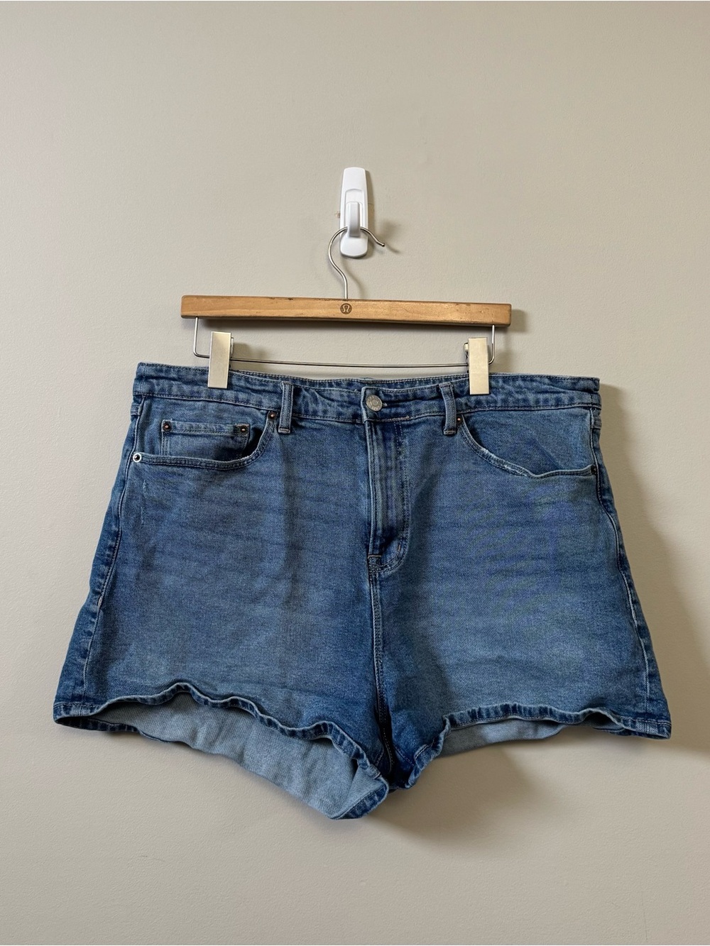 Torrid women’s high rise classic denim jean shorts - Size 18